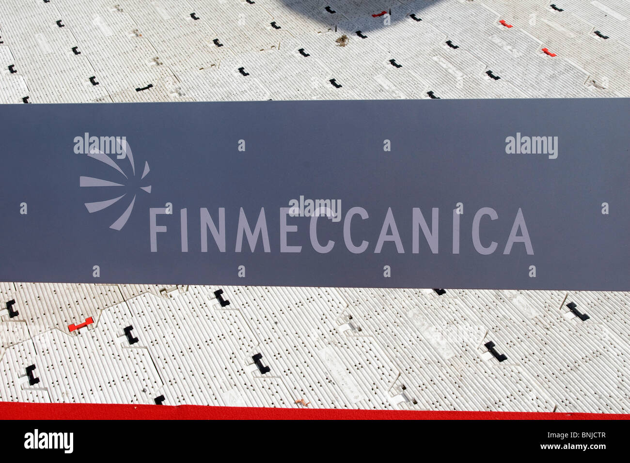 Finmeccanica logo sul segno a Farnborough International Air Show 2010 Gran Bretagna Foto Stock