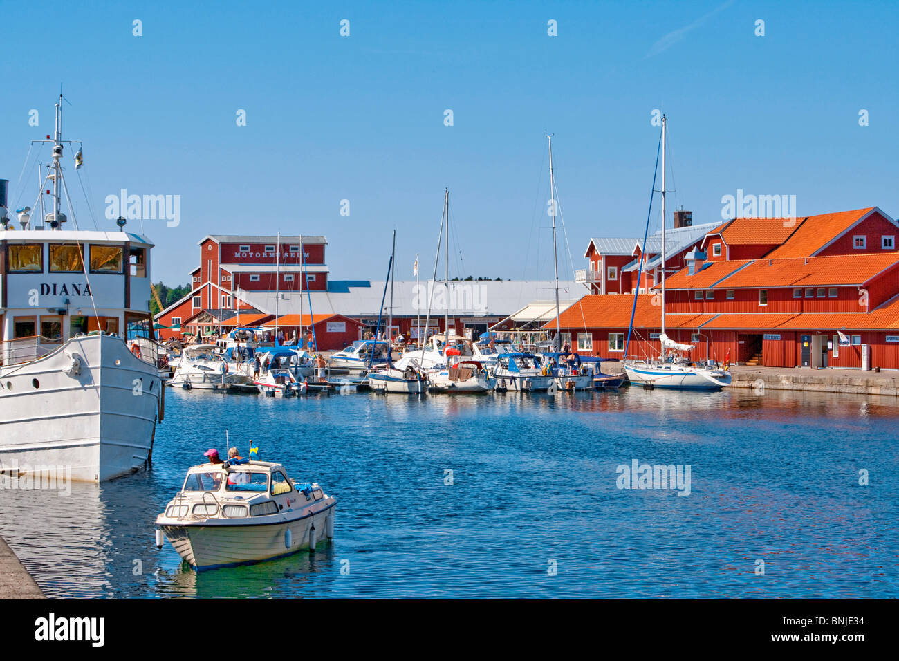 La Svezia Ostergotland Motala adulto barche barca Canal City affollata Giornata del Contemporaneo Europa esterno Gota Canal Göta-Kanal Harbour Foto Stock