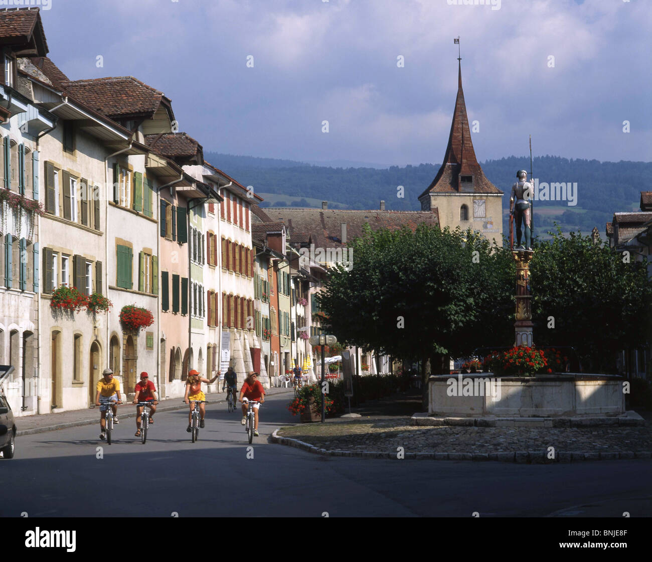 Le Landeron Cantone di Neuchâtel Svizzera fontana piccola città storica storico Noleggio biciclette ciclo ciclistica Cyles Foto Stock