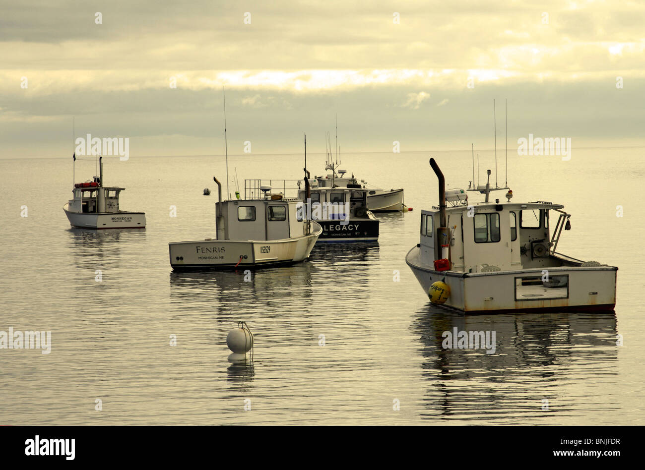 Costa del Maine Monhegan Island Colony atrist New England USA remoto porto offshore della flotta di pesca di aragosta ormeggio barche Manana Foto Stock