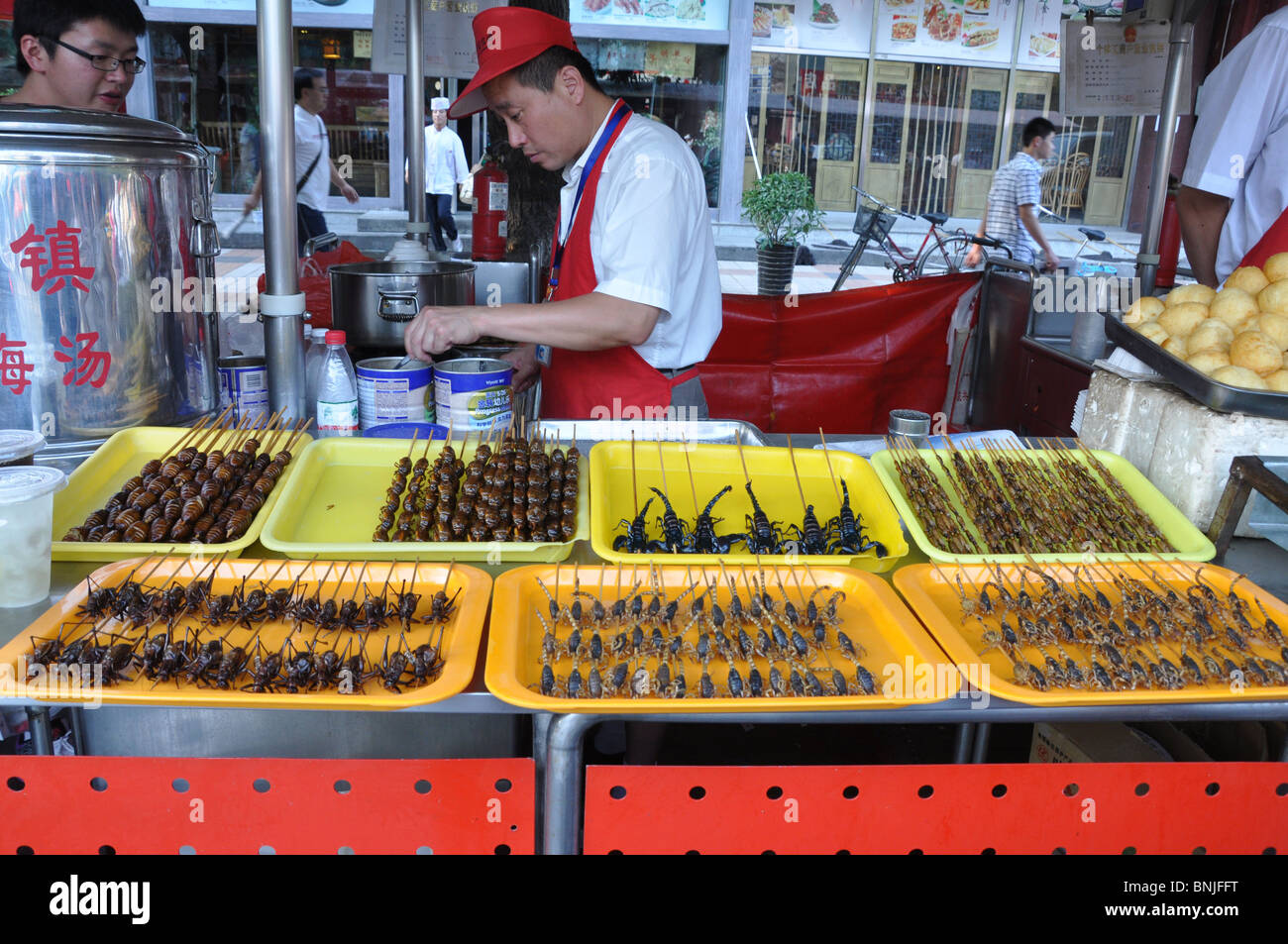 Insetti sugli spiedini che vengono venduti come spuntini nel mercato di strada di Pechino Foto Stock