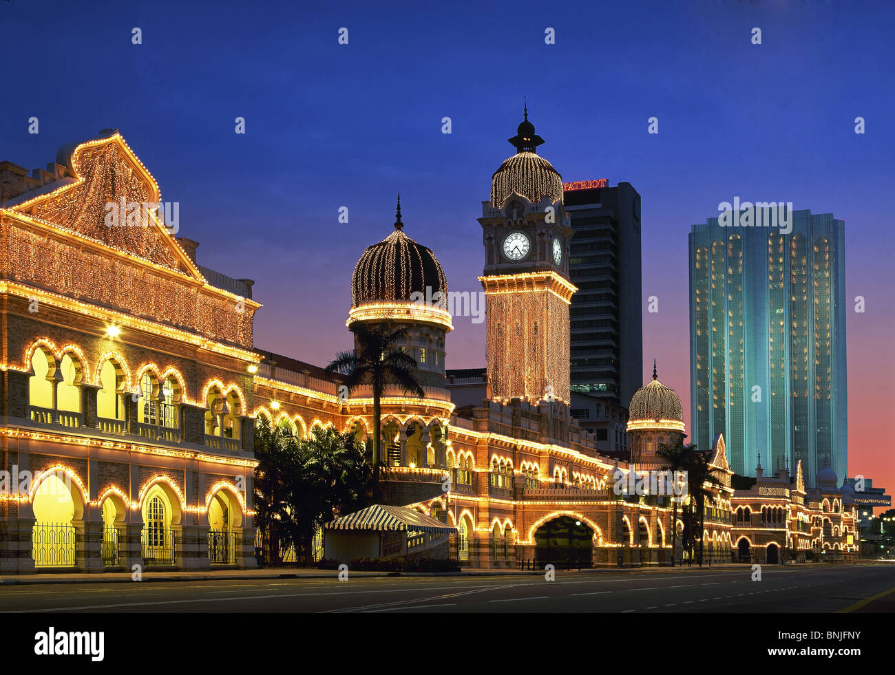Malaysia ottobre 2006 la città di Kuala Lumpur Merdeka Square Palazzo Sultano Abdul Samad twilight luci accese Foto Stock