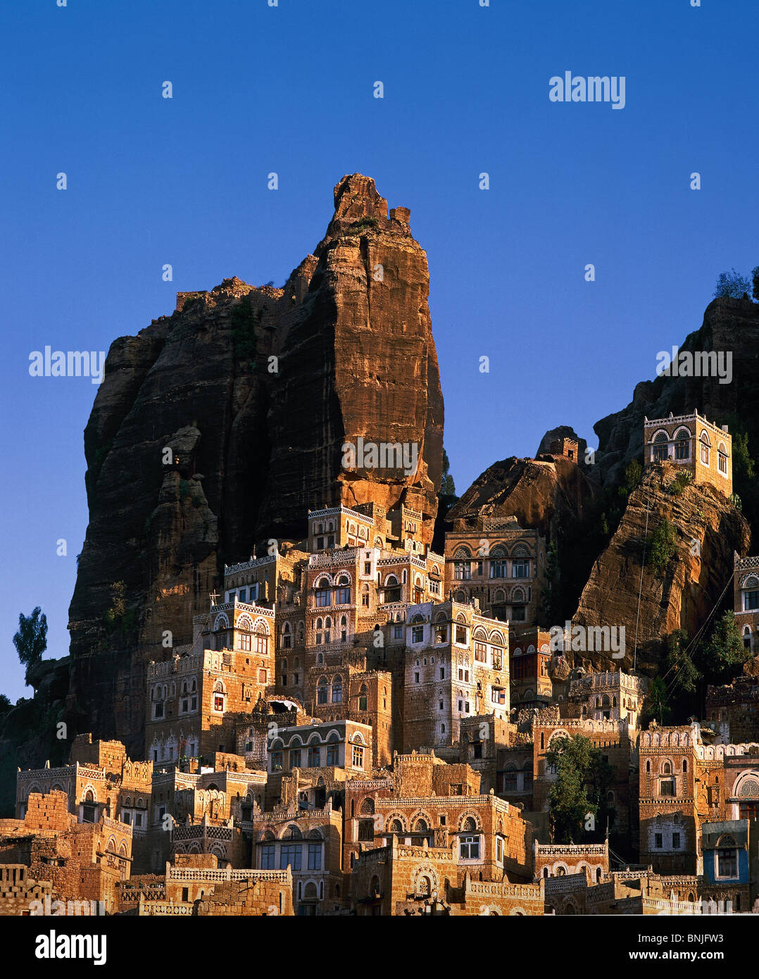 Yemen Febbraio 2005 Hadhramaut Valley, vicino alla città di Shibam scogli di roccia di montagna città Hadda Foto Stock