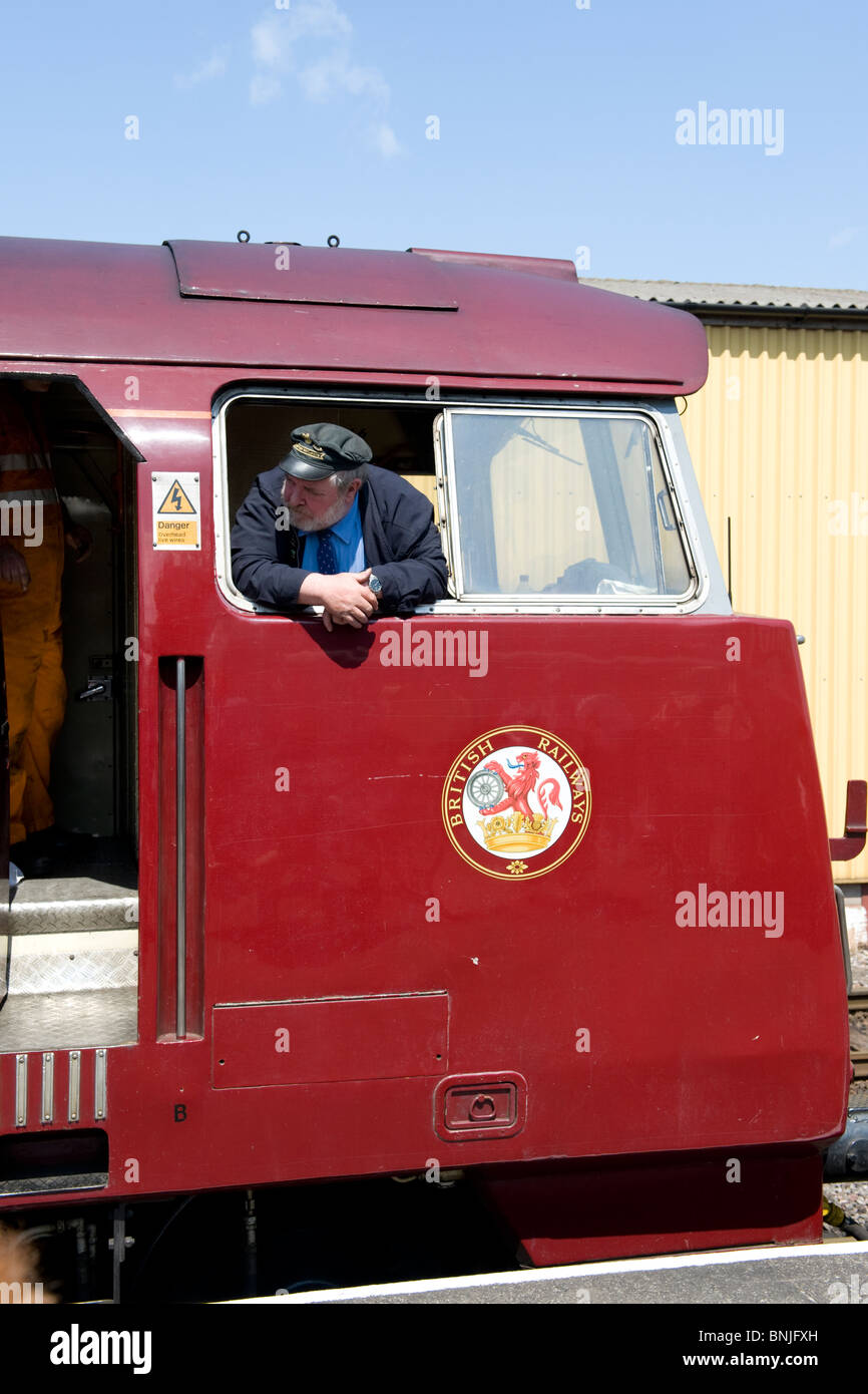 Il driver del conservato "occidentale" classe locomotiva diesel sul West Somerset Railway, Minehead, Devon, Regno Unito Foto Stock