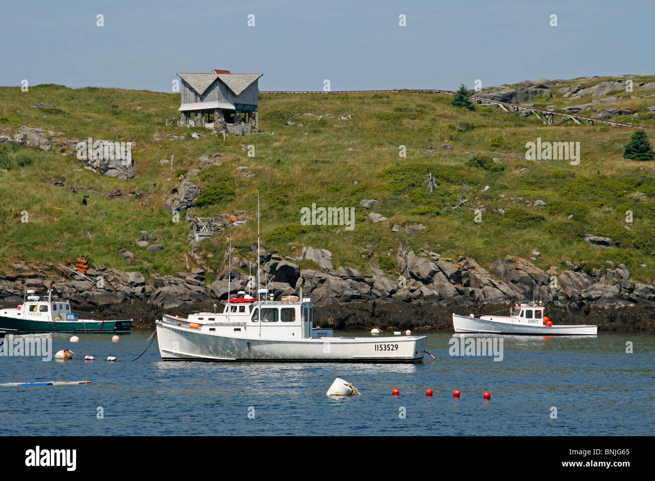Costa del Maine Monhegan Island Colony atrist New England USA remoto porto offshore della flotta di pesca di aragosta ormeggio barche Manana Isla Foto Stock