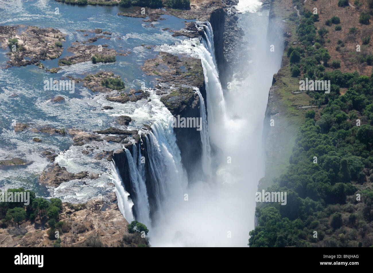 Victoria Falls cascate cascata natura acqua rock cliffs cliff fiume Zambesi  e Livingstone Provincia del Sud Africa Zambia Foto stock - Alamy