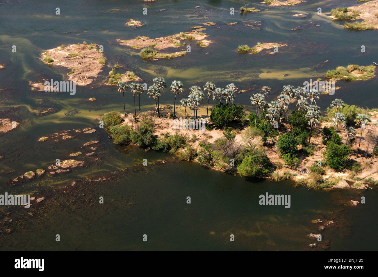 Vista aerea fiume Zambesi e Livingstone Provincia del Sud Africa Zambia flusso di acqua island isole isolotti paesaggio di palme di Palm Foto Stock