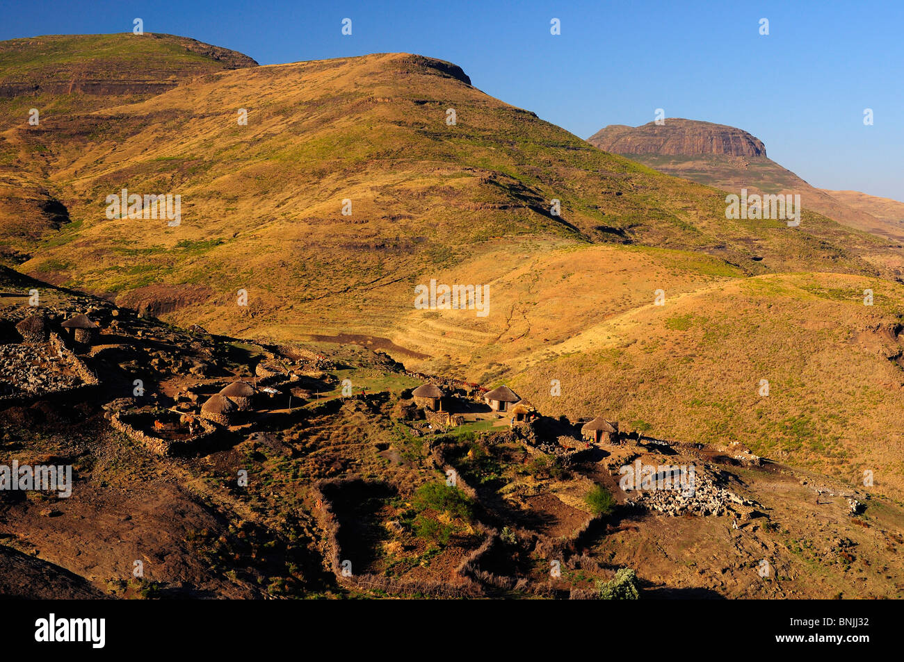 Popolo Basotho local locali indigeni nativi villaggio vicino Ramabanta Lesotho Africa meridionale case capanne paesaggio di insediamento Foto Stock