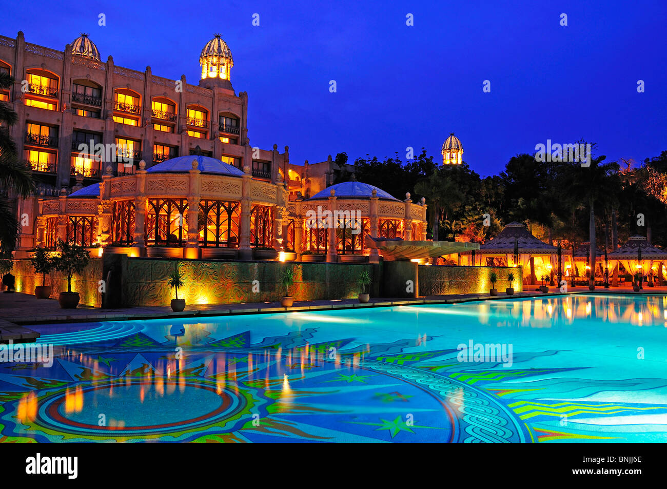 Entrata al Palazzo della Città Perduta Sun City Entertainment Theme Park a nord-ovest Il Sud Africa acqua di piscina illuminata di notte Foto Stock