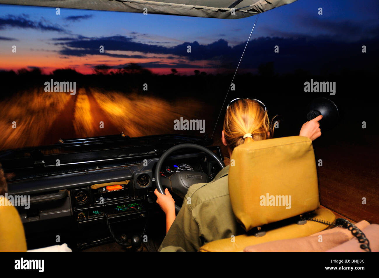 Night Game Drive Jaci's Tree Lodge Madikwe Game Reserve a nord-ovest Il Sud Africa automobile veicolo Guida driver di donna Animali safari Foto Stock