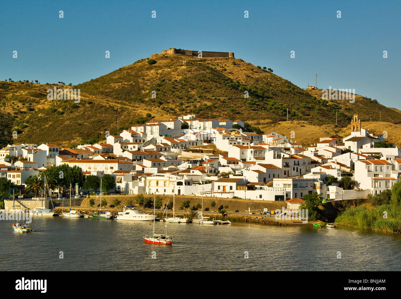 Guardando verso Sanlucar De Guadiana, Andalusia, Spagna da Alcoutim, Algarve Portogallo Foto Stock