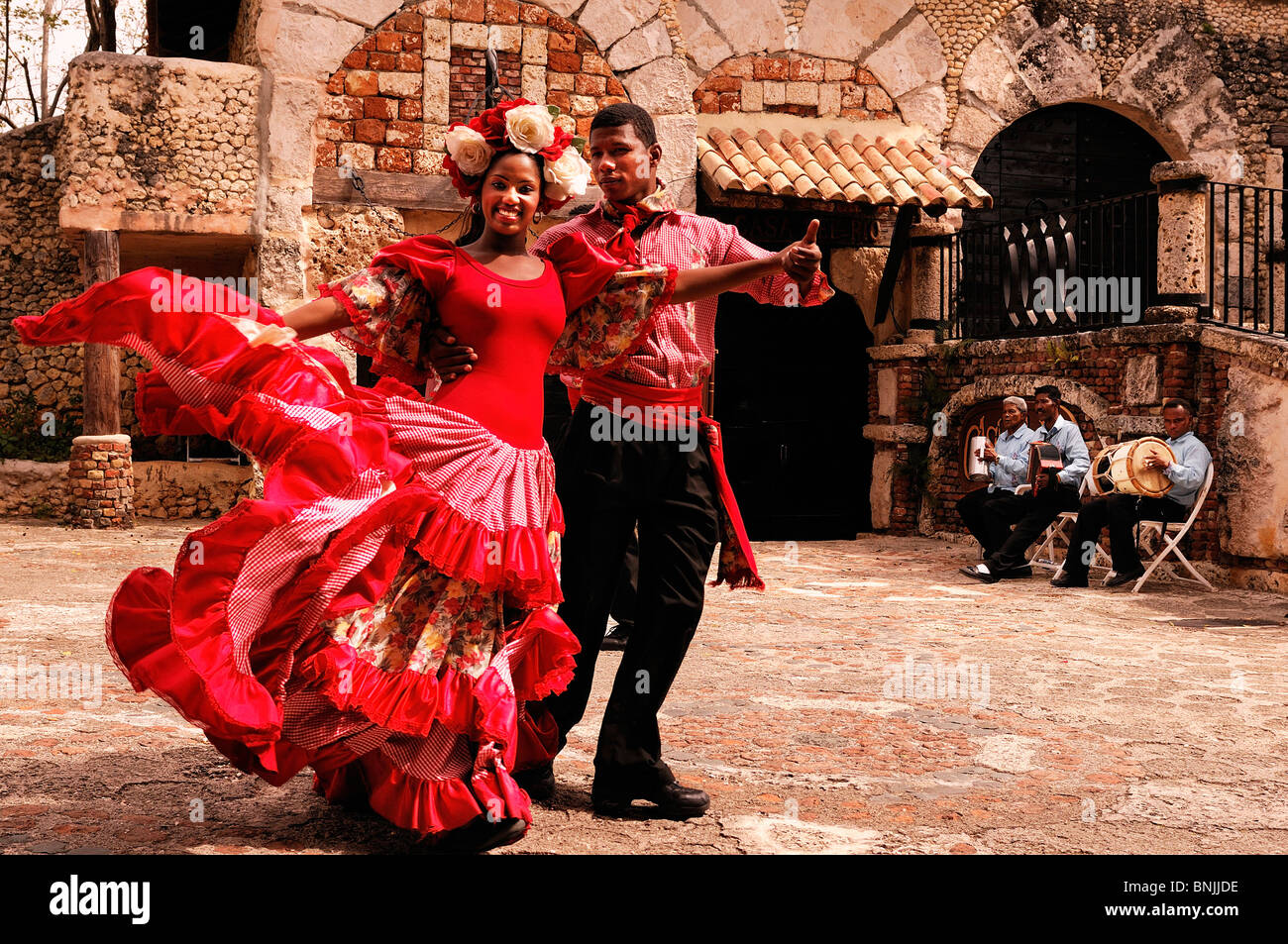 Musicisti ballerino Altos de Chavon La Romana Repubblica Dominicana costumi folcloristici Viaggi turismo vacanza Caraibi Foto Stock