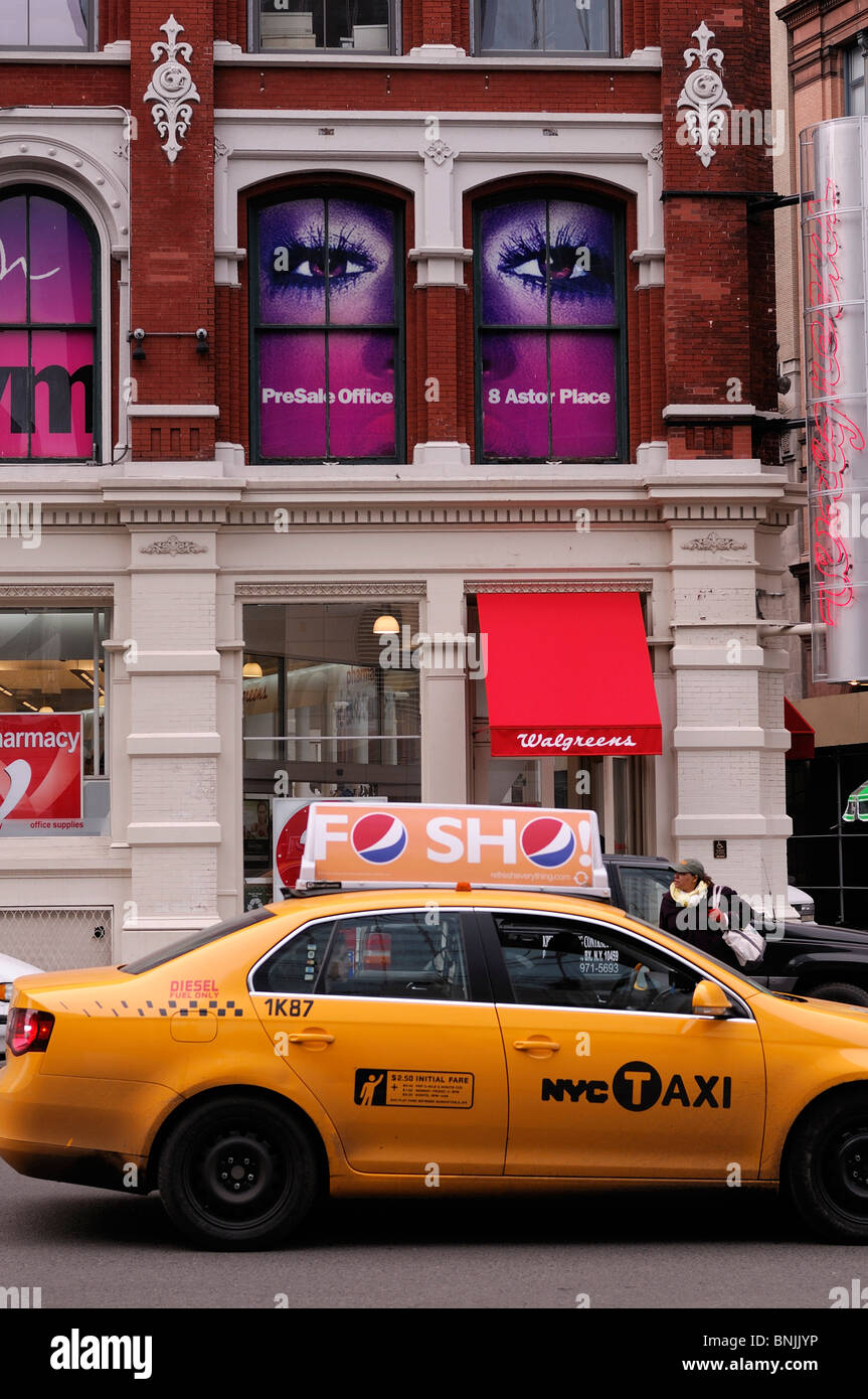 Astor Place nell'East Village di Manhattan a New York STATI UNITI D'AMERICA edificio occhi dettaglio windows Yellow taxi viaggi città urban americano Foto Stock