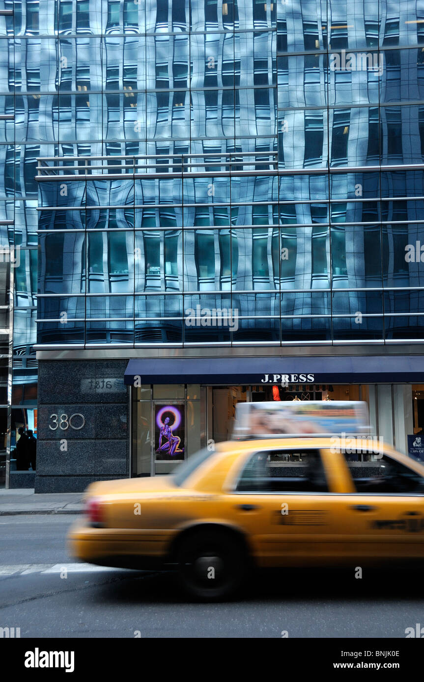 Edificio 380 Madison Avenue Midtown Manhattan New York usa vetro architettura taxi giallo viaggi città urban americano Foto Stock