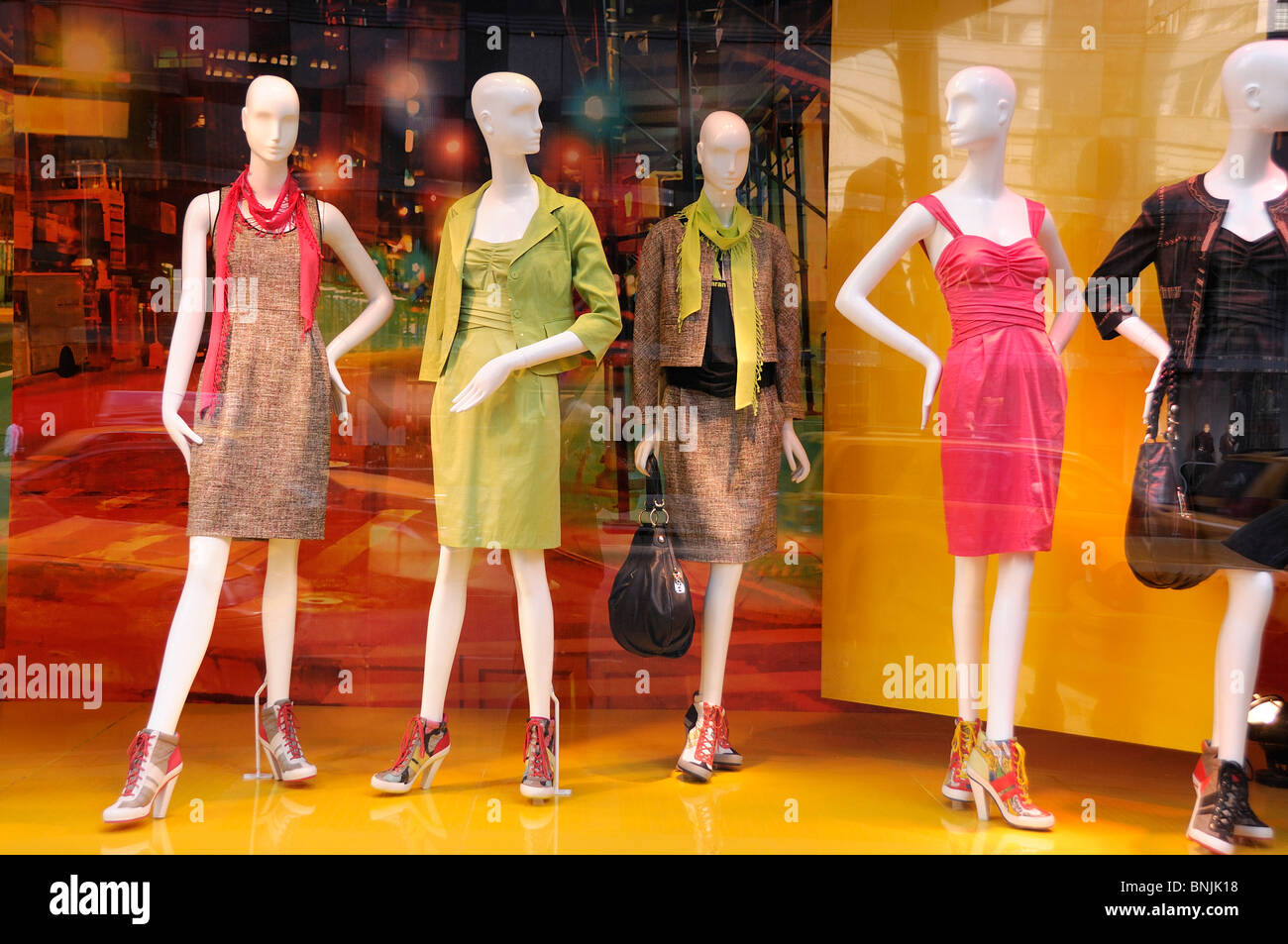 Bloomingdale's window display Lexington Avenue Midtown Manhattan New York STATI UNITI D'AMERICA shopping display città fittizia di viaggio urbano americano Foto Stock
