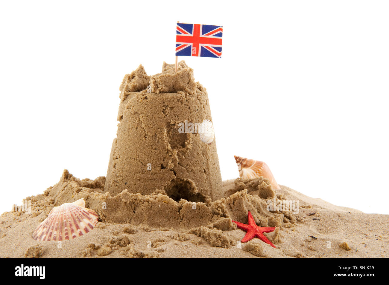 Spiaggia di sabbia con castello in Inghilterra isolato su bianco Foto Stock
