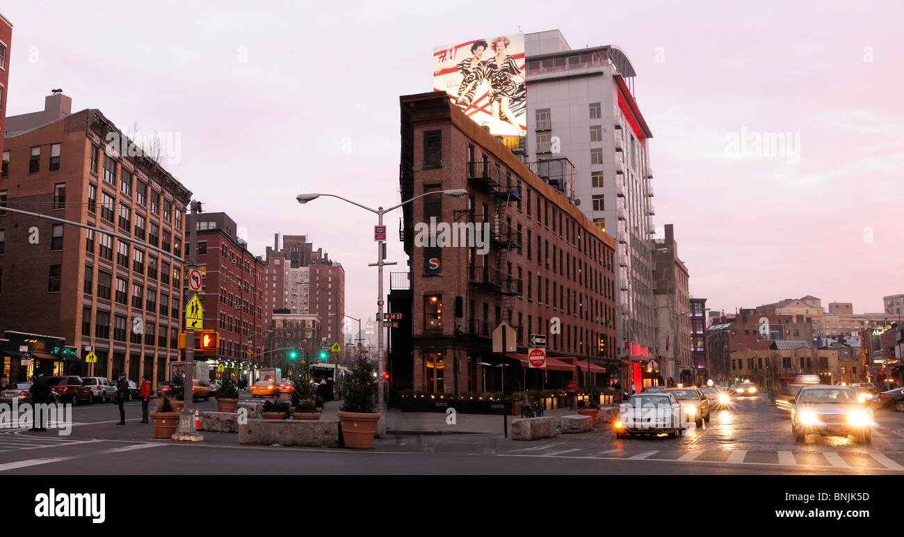9 Avenue con il Hotel Gansevoort Meatpacking District Manhattan New York Stati Uniti d'America le luci di strada il traffico della città americana di viaggio Foto Stock