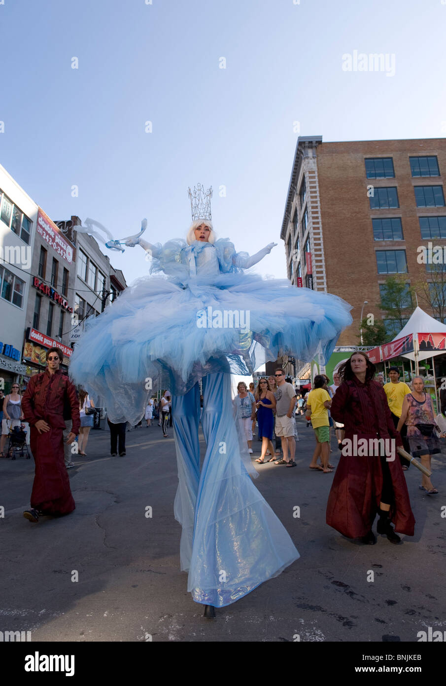 Stilt walker vestita come una fata fotografato durante il giusto per ride festival di Montreal, Quebec, Canada. Foto Stock