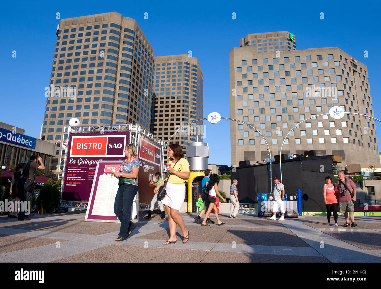 La gente camminare all'aperto sulla spianata di Place des Arts durante il giusto per Ride Festival di Montreal, Quebec, Canada. Foto Stock