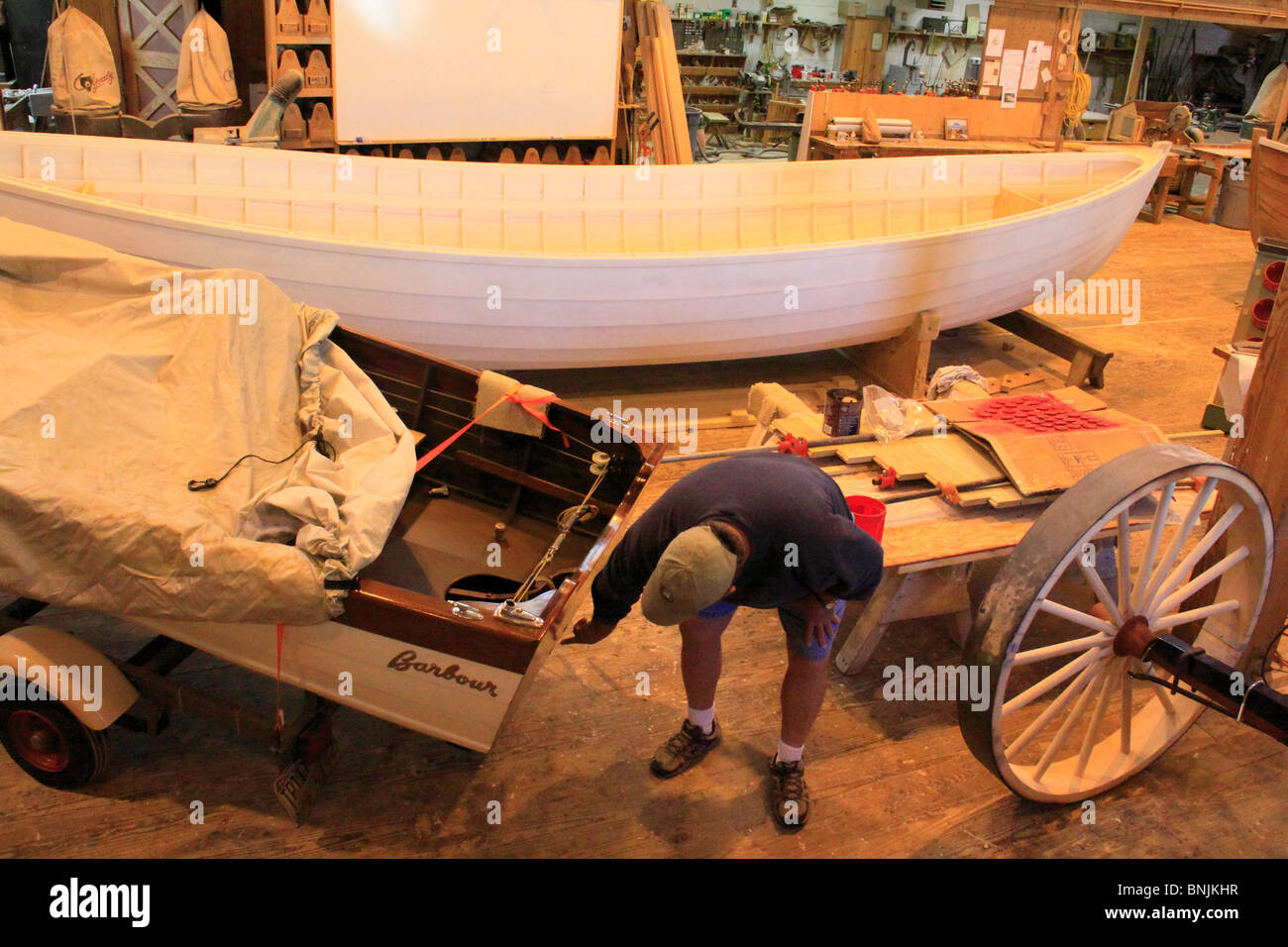 Artigiano lavora all'interno dell'Harvey W. Smith centro del natante, North Carolina Maritime Museum, Beaufort, North Carolina, STATI UNITI D'AMERICA Foto Stock