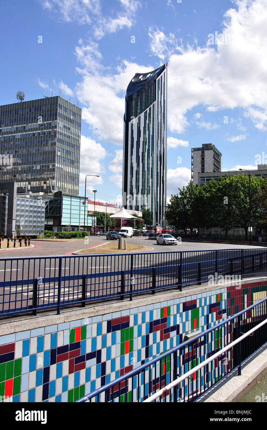 Alla rotonda del nord, Elephant and Castle, il London Borough di Southwark, Greater London, England, Regno Unito Foto Stock