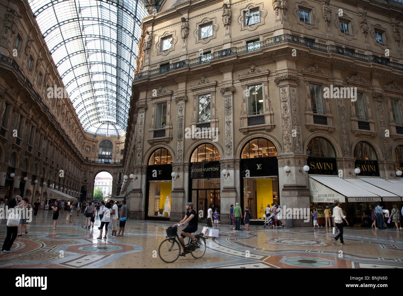 Gli acquirenti e i turisti della Vittorio Emanuele II Galleria per lo shopping di Milano in Italia Foto Stock