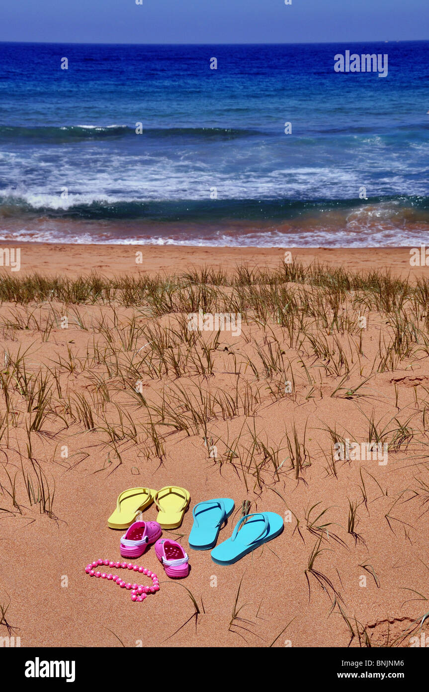 Il flip flop vedere scarpe Ocean Shore Coast Beach estate calda di balneazione vuoto annegato vacanza vacanze Sanddunes nuoto Foto Stock