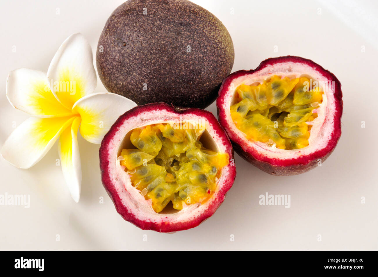 Frutti della passione vitamine natura mango tropicale dolce sano cibo affettato affettato Foto Stock