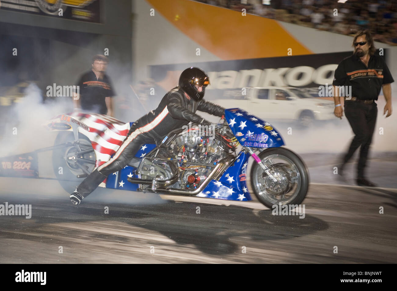 Australian Top Bike nitro Harley drag racing motociclo eseguendo pre gara burnout. Foto Stock