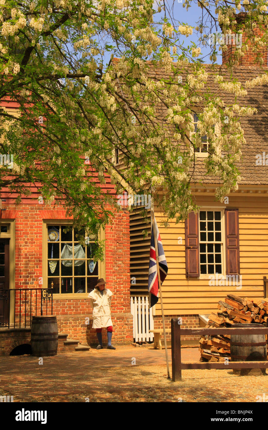 Un interprete in costume si erge al di fuori del suo negozio nella zona storica, Colonial Williamsburg, Virginia, Stati Uniti d'America Foto Stock