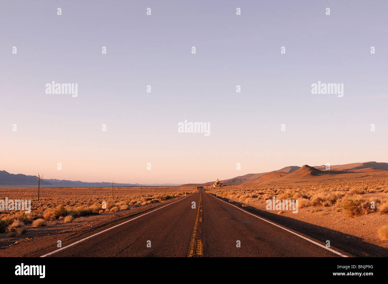 Autostrada 447 vicino Gerlach Nevada USA America del Nord America di viaggio travel paesaggio percorso road street orizzonte Foto Stock