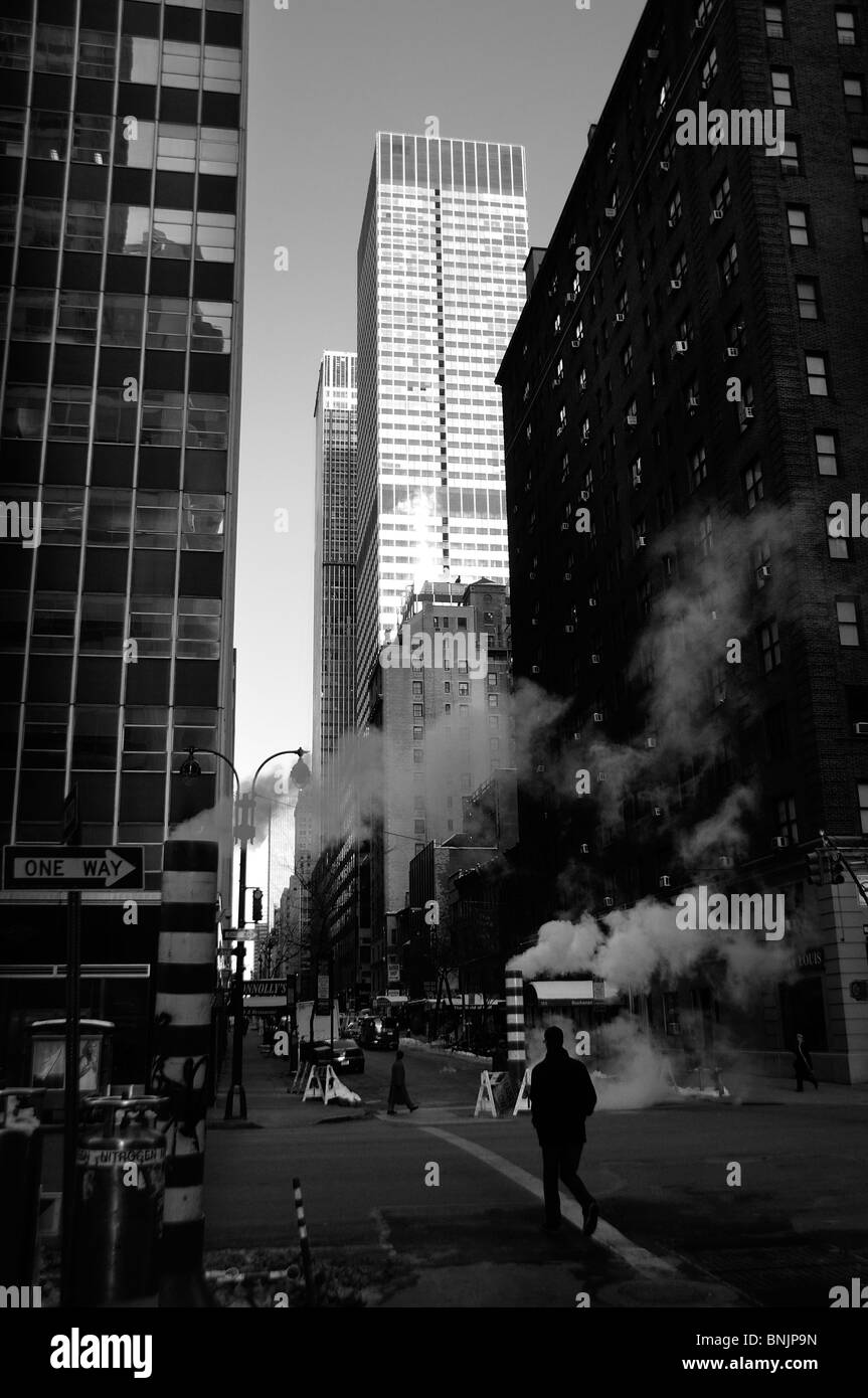Vapore di inverno 3° Avenue Midtown Manhattan New York STATI UNITI D'AMERICA il traffico street city viaggio urbano americano Foto Stock
