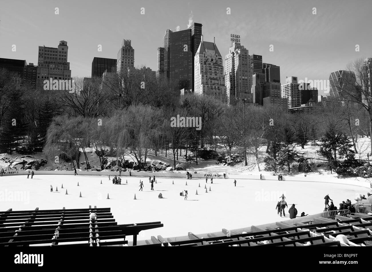 Pista di Pattinaggio su ghiaccio in inverno la neve Central Park Manhattan New York STATI UNITI D'AMERICA viaggi città urban americano Foto Stock