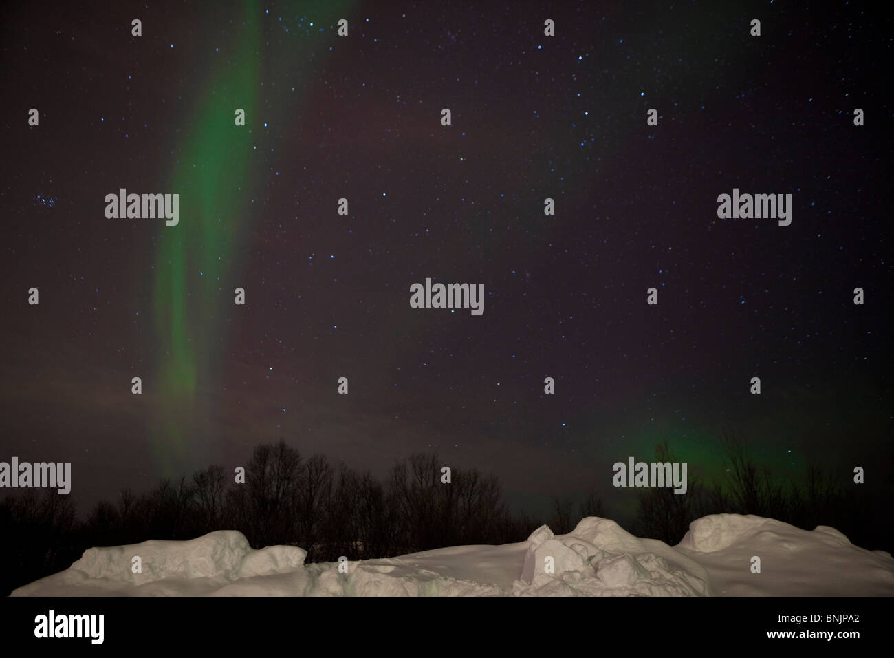 Henrikvik Norvegia Scandinavia luce polare fenomeno naturale aurora luci luce del nord notte invernale stelle neve Foto Stock