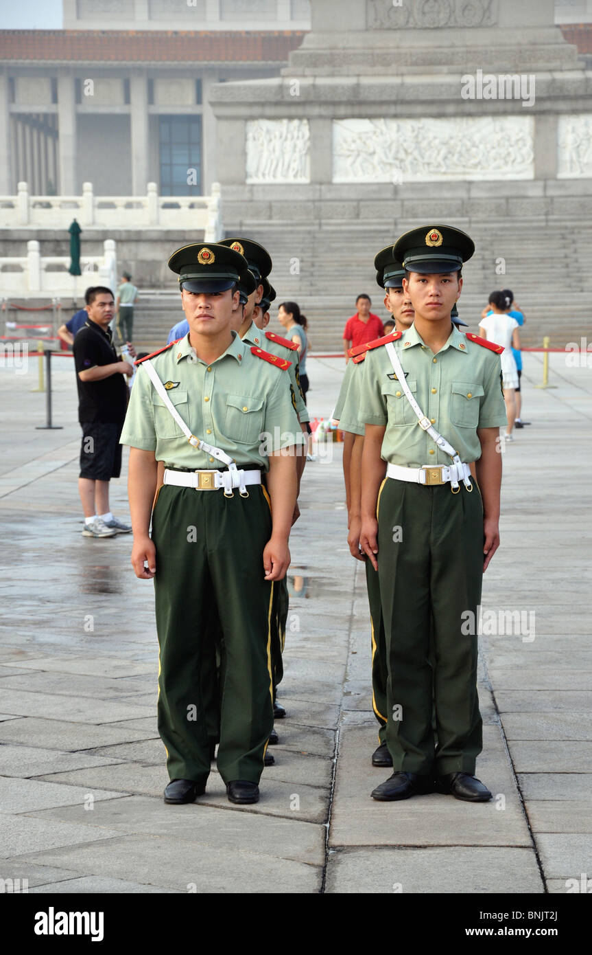 La Cina delle forze di sicurezza nella piazza Tianammenthe, Pechino, Cina Foto Stock