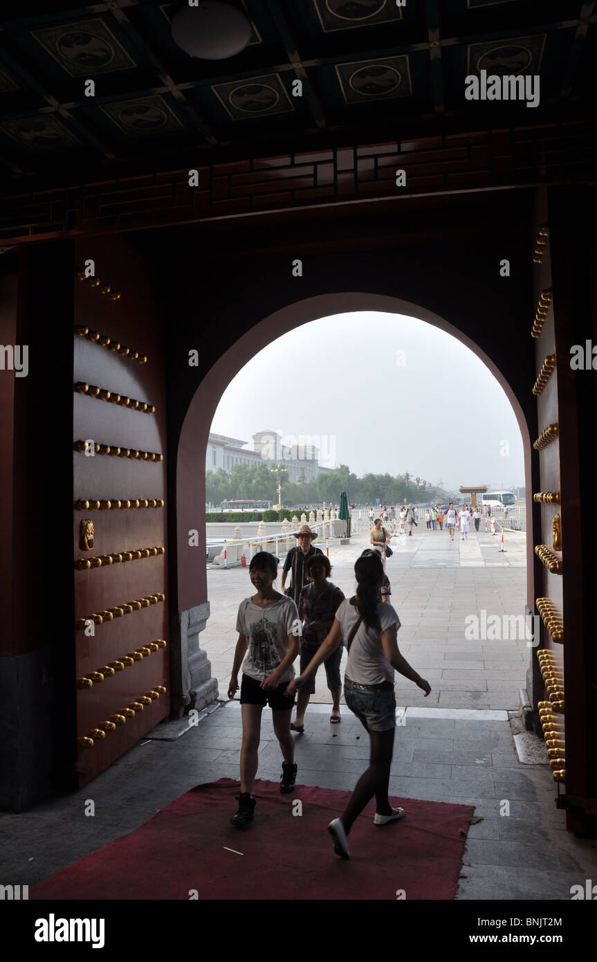 Visitatori cinesi presso la porta di accesso alla Città Proibita e Piazza Tiananmen a Pechino, Cina Foto Stock