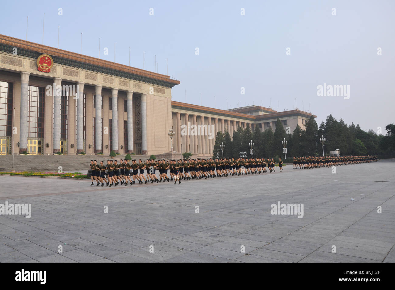 I soldati cinesi fanno esercizi fisici di PT di mattina presto in Piazza Tiananmen, Pechino, Cina Foto Stock