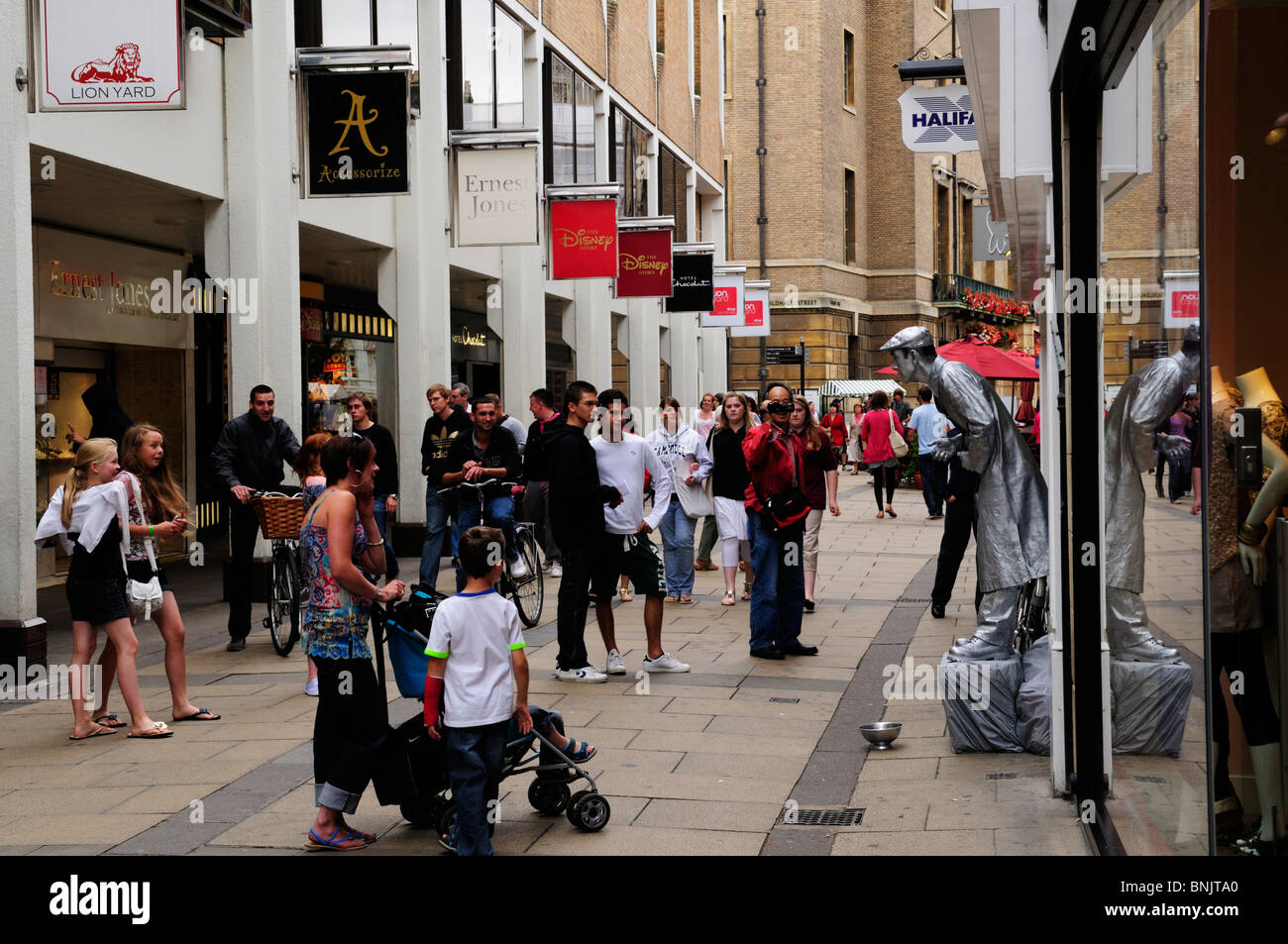 Una statua umana street performer di Petty Cury, Cambridge, Inghilterra, Regno Unito Foto Stock