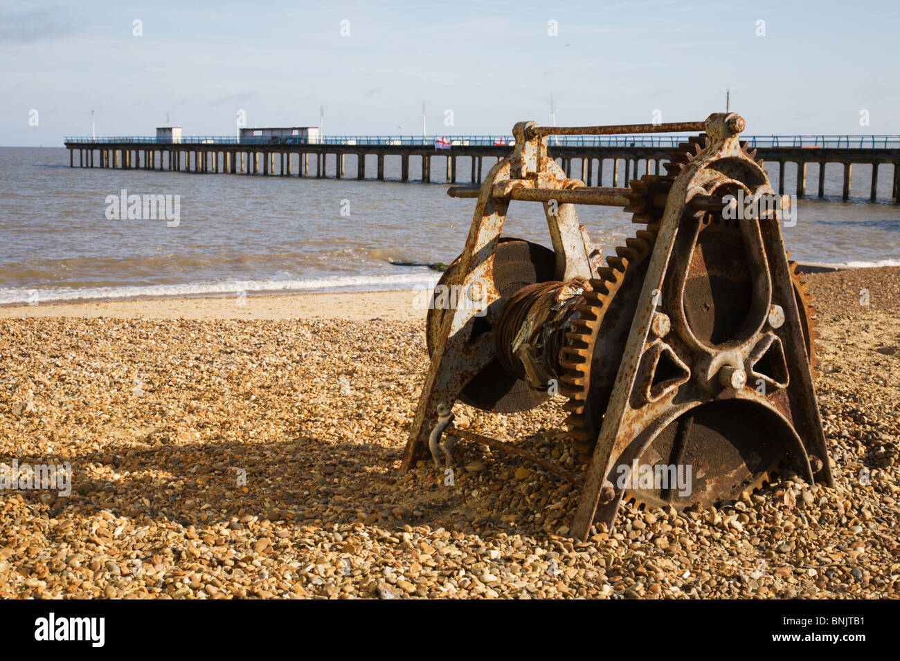 Una vecchia barca il verricello e il molo a Felixstowe, Suffolk, Inghilterra. Foto Stock