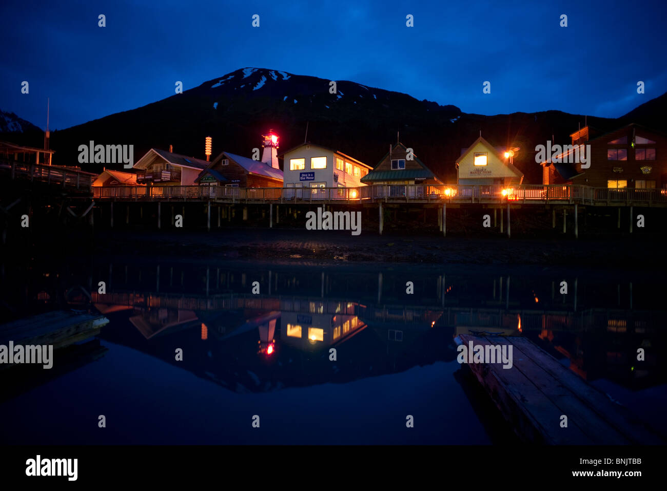 Seward Marina di notte nella Risurrezione Bay con Chugach National Forest picchi in background Foto Stock