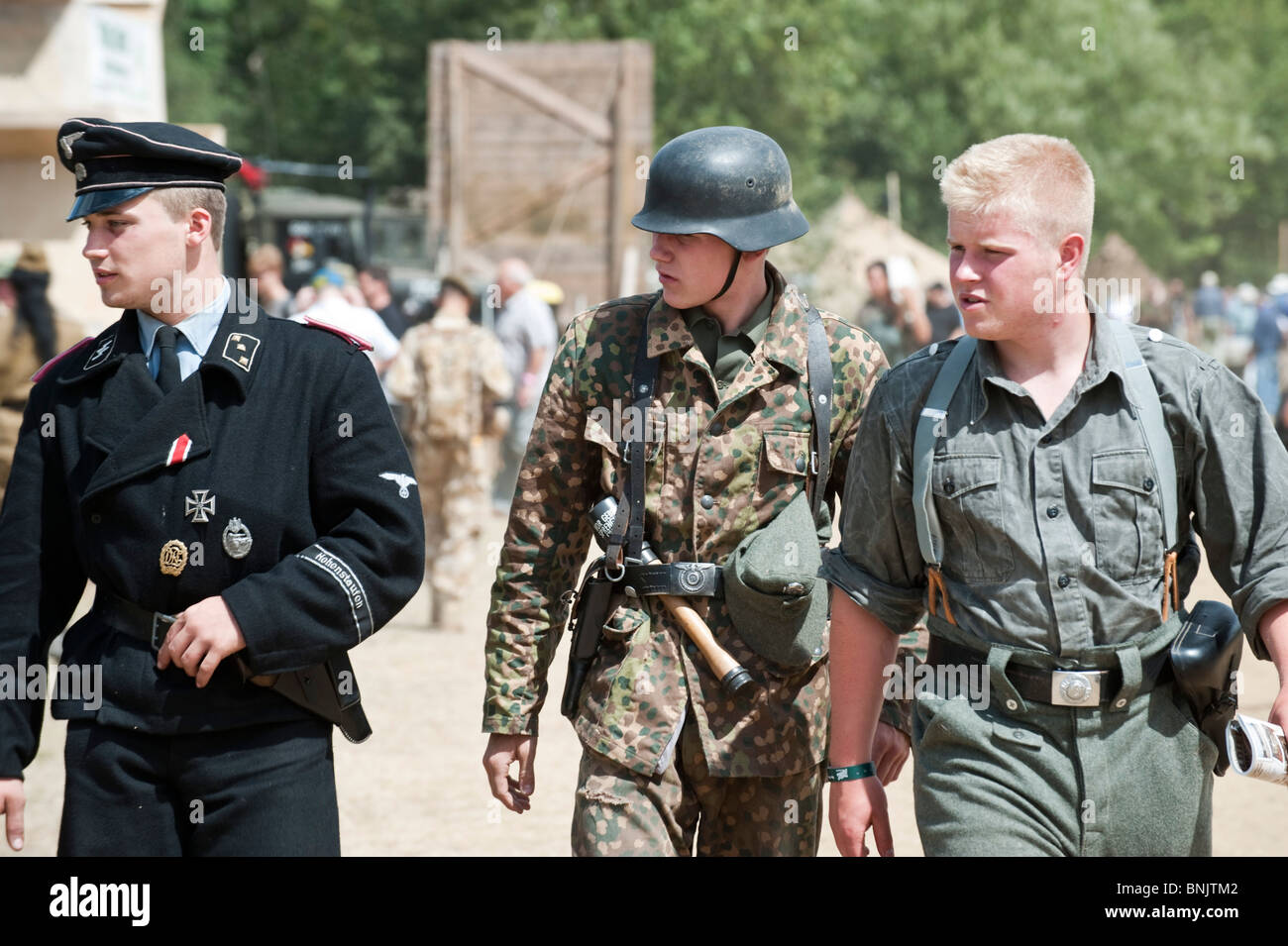 Visitatori, giovani e vecchi vagare attraverso la guerra e la pace Show, il più grande del mondo spettacolare militare Foto Stock