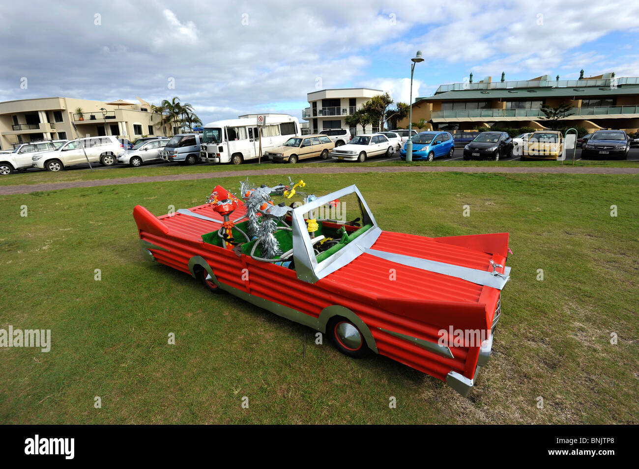 Un pazzo stilizzata car realizzata da un artista Annie giovani al Byron Bay Australia Foto Stock