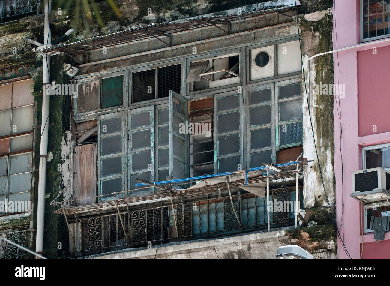 Hong Kong,resti di case tradizionali e negozi una volta che il normale nel quartiere occidentale Foto Stock