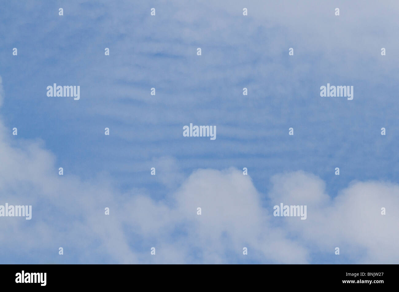 A bande bianche nuvole contro il cielo blu su una giornata estiva nel Sussex, Inghilterra Foto Stock