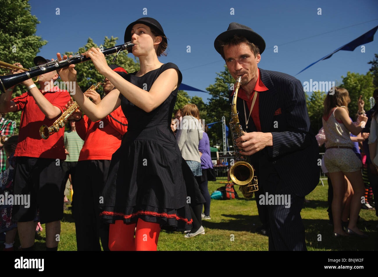Orkestra Del Sol di eseguire a Aberystwyth Arts Center 'Mid Mad - Midsummer Madness' aria aperta free music festival, Wales UK Foto Stock