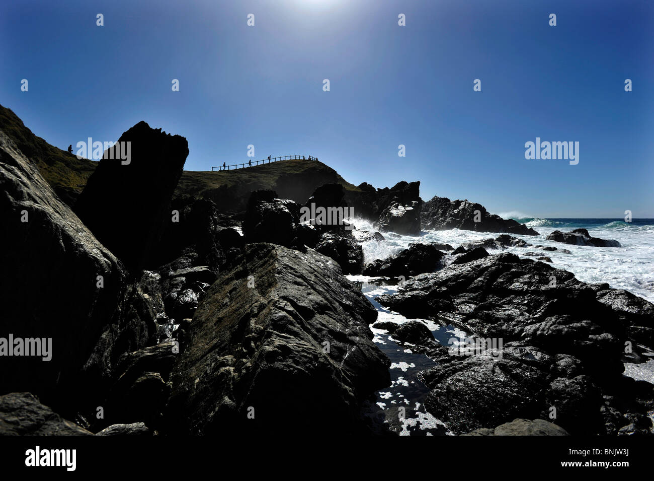 I turisti a piedi fuori a Cape Byron la molto più a est il punto dell'Australia. Le Balene e i delfini sono regolari visitatori al punto. Foto Stock