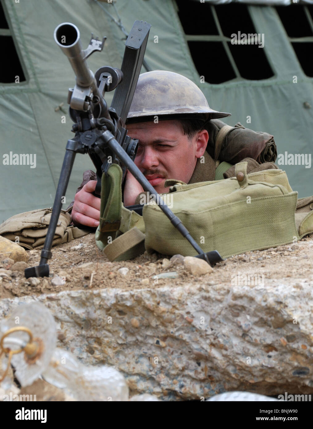 Un re-enactor nel ruolo di una seconda guerra mondiale soldato britannico per difendere una posizione con una bren mitragliatrice. Foto Stock