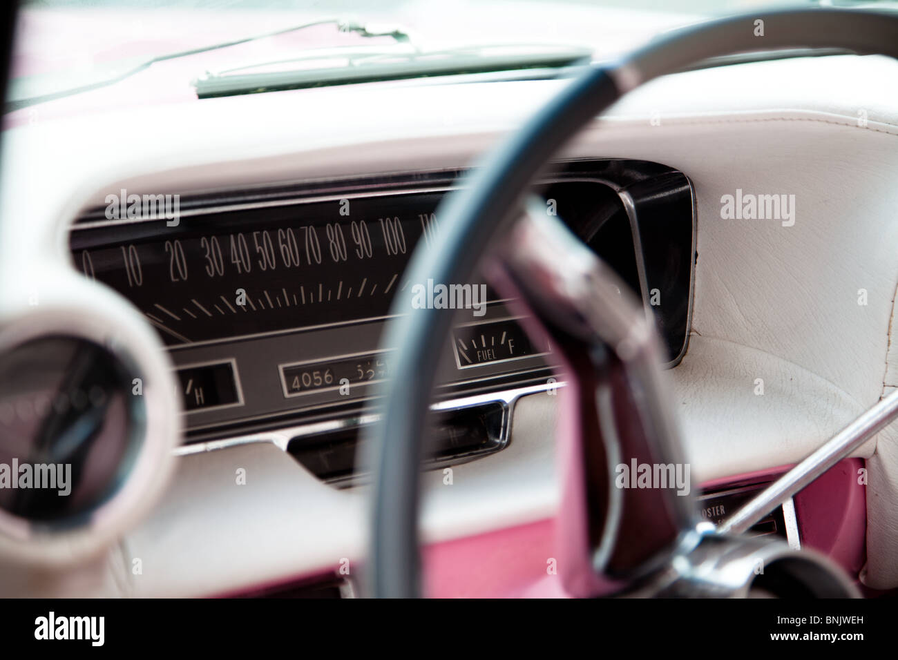 Un tachimetro in una vecchia Cadillac rosa americana in mostra al tatuaggio aereo internazionale, Fairford, Gloucestershire, Regno Unito Foto Stock
