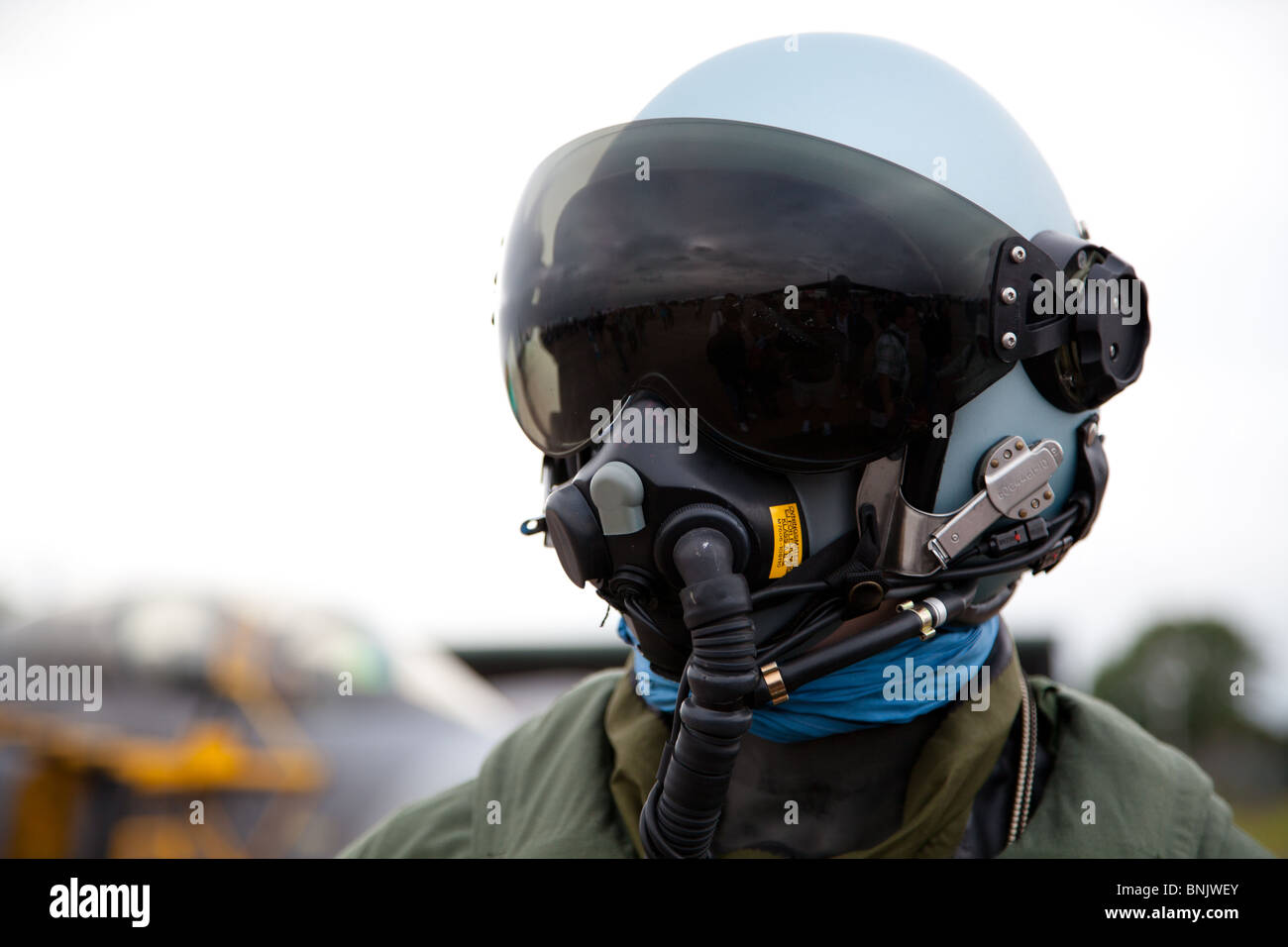Un casco e una tuta da volo per piloti jet su un modello esposto al tatuaggio aereo internazionale, Fairford, Gloucestershire, Regno Unito Foto Stock