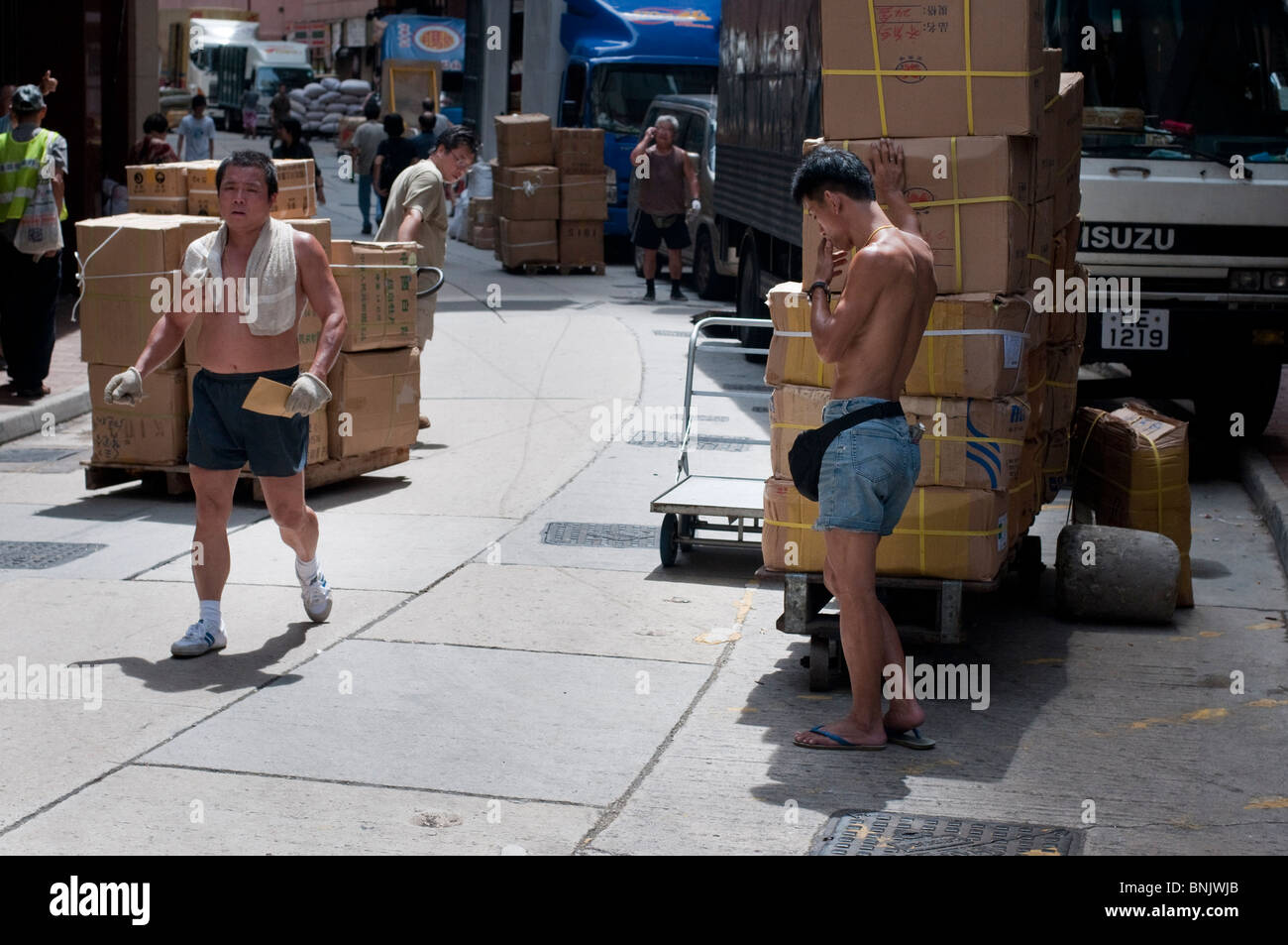 Hong Kong, ogni giorno i carrelli da e per la Cina deve essere scaricato e caricato con i beni tradizionali come pesci secchi Foto Stock